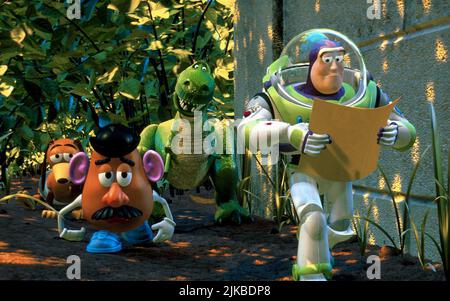 Slinky, Mr. Potato Head, Rex & Buzz Lightyear Film: Toy Story 2 (USA 1999) Charaktere: ,, & Buzz Lightyear Regie: John Lasseter, Ash Brannon & Lee Unkrich, Regie: John Lasseter 13. November 1999 **WARNUNG** Dieses Foto ist nur für redaktionelle Zwecke bestimmt und unterliegt dem Copyright von PIXARDISNEY und/oder des Fotografen, der von der Film- oder Produktionsfirma beauftragt wurde, und kann nur von Publikationen im Zusammenhang mit der Bewerbung des oben genannten Films reproduziert werden. Eine obligatorische Gutschrift an PIXARDISNEY ist erforderlich. Der Fotograf sollte auch bei Bekanntwerden des Fotos gutgeschrieben werden. Ohne Writ kann keine kommerzielle Nutzung gewährt werden Stockfoto