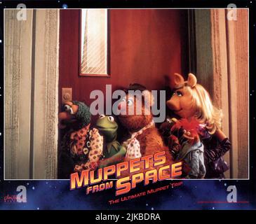 Gonzo, Kermit the Frog, Fozzie Bear, Rizzo, Pepe & Miss Piggy Film: Muppets from Space (USA 1999) Charaktere: Gonzo,Kermit the Frog,, & Miss Piggy Regie: Tim Hill 14 July 1999 **WARNUNG** Dieses Foto ist nur für redaktionelle Verwendung bestimmt und unterliegt dem Copyright der FIRMA JIM HENSON und/oder des Fotografen, der von der Film- oder Produktionsfirma beauftragt wurde und kann nur durch Publikationen im Zusammenhang mit der Bewerbung des oben genannten Films reproduziert werden. Eine obligatorische Gutschrift an DIE FIRMA JIM HENSON ist erforderlich. Der Fotograf sollte auch bei Bekanntwerden des Fotos gutgeschrieben werden. Ohne w kann keine kommerzielle Nutzung gewährt werden Stockfoto