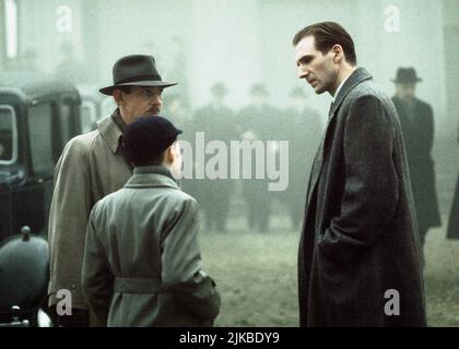 Ian Hart & Ralph Fiennes Film The End of the Affair (1999) Charaktere: Mr. Parkis & Maurice Bendrix Regie: Neil Jordan 02. Dezember 1999 **WARNUNG** dieses Foto ist nur für redaktionelle Zwecke bestimmt und unterliegt dem Copyright von COLUMBIA und/oder dem Fotografen, der von der Film or Production Company zugewiesen wurde. Es kann nur durch Veröffentlichungen in Verbindung mit der Werbung für den oben genannten Film reproduziert werden. Eine obligatorische Gutschrift für COLUMBIA ist erforderlich. Der Fotograf sollte ebenfalls angerechnet werden, wenn er bekannt ist. Ohne schriftliche Genehmigung der Film Company kann keine kommerzielle Nutzung gewährt werden. Stockfoto