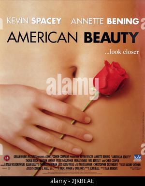 Film Poster Film: American Beauty (USA 1999) Regie: Sam Mendes 08. September 1999 **WARNUNG** Dieses Foto ist nur für redaktionelle Zwecke bestimmt und unterliegt dem Copyright von DREAMWORKS SKG und/oder des Fotografen, der von der Film- oder Produktionsfirma beauftragt wurde und darf nur von Publikationen im Zusammenhang mit der Bewerbung des oben genannten Films reproduziert werden. Eine obligatorische Gutschrift an DREAMWORKS SKG ist erforderlich. Der Fotograf sollte auch bei Bekanntwerden des Fotos gutgeschrieben werden. Ohne schriftliche Genehmigung der Film Company kann keine kommerzielle Nutzung gewährt werden. Stockfoto