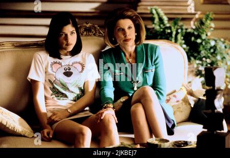 Selma Blair & Christine Baranski Film: Cruel Intentions (USA 1999) Charaktere: Cecile Caldwell & Bunny Caldwell Regie: Roger Kumble 05 March 1999 **WARNUNG** Dieses Foto ist nur für redaktionelle Zwecke bestimmt und unterliegt dem Copyright von COLUMBIA und/oder des Fotografen, der von der Film- oder Produktionsfirma beauftragt wurde und darf nur durch Publikationen im Zusammenhang mit der Bewerbung des oben genannten Films reproduziert werden. Eine obligatorische Gutschrift an COLUMBIA ist erforderlich. Der Fotograf sollte auch bei Bekanntwerden des Fotos gutgeschrieben werden. Ohne schriftliche Genehmigung der Film Company kann keine kommerzielle Nutzung gewährt werden. Stockfoto