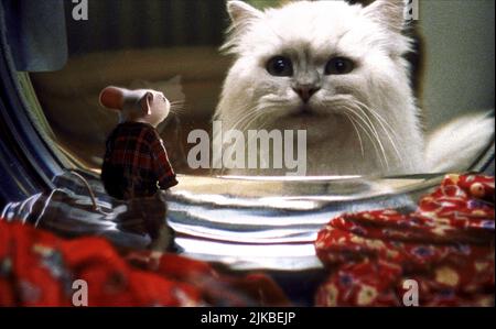 Stuart Little & Snowbell Film: Stuart Little (USA/GER 1999) Charaktere: Stuart Little & Regie: Rob Minkoff 05. Dezember 1999 **WARNUNG** Dieses Foto ist nur für redaktionelle Zwecke bestimmt und unterliegt dem Copyright von COLUMBIA PICTURES und/oder des Fotografen, der von der Film- oder Produktionsfirma beauftragt wurde und darf nur von Publikationen im Zusammenhang mit der Bewerbung des oben genannten Films reproduziert werden. Eine obligatorische Gutschrift für COLUMBIA PICTURES ist erforderlich. Der Fotograf sollte auch bei Bekanntwerden des Fotos gutgeschrieben werden. Ohne schriftliche Genehmigung der Film Company kann keine kommerzielle Nutzung gewährt werden. Stockfoto