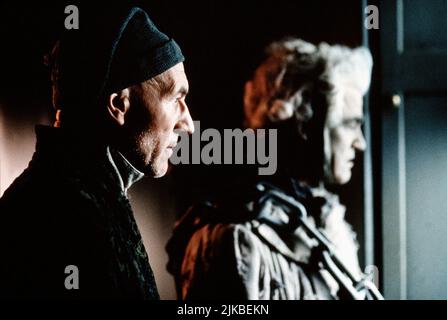 Patrick Stewart & Bernard Lloyd Film: A Christmas Carol (1999) Charaktere: Mr. Ebenezer Scrooge & Marleys Geist Regie: David Hugh Jones 05 December 1999 **WARNUNG** Dieses Foto ist nur für den redaktionellen Gebrauch bestimmt und unterliegt dem Copyright von MARKENZEICHEN ENTERTAINMENT und/oder des Fotografen, die von der Film- oder Produktionsfirma beauftragt wurden, und kann nur von Publikationen im Zusammenhang mit der Bewerbung des oben genannten Films reproduziert werden. Eine obligatorische Gutschrift für DIE „HALLMARK ENTERTAINMENT“ ist erforderlich. Der Fotograf sollte auch bei Bekanntwerden des Fotos gutgeschrieben werden. Ohne schriftliche Genehmigung von t kann keine kommerzielle Nutzung gewährt werden Stockfoto