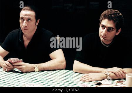 Federico Castelluccio & Michael Imperioli Fernsehen: Die Sopranos : Saison 1 (TV-Serie) Charaktere: Furio Giunta & Christopher Moltisanti USA 1999-2007, / 1. Staffel, Saison 1 10. Januar 1999 **WARNUNG** Dieses Foto ist nur für redaktionelle Zwecke bestimmt und unterliegt dem Copyright von HBO und/oder des Fotografen, der von der Film- oder Produktionsfirma beauftragt wurde, und kann nur von Publikationen im Zusammenhang mit der Bewerbung des oben genannten Films reproduziert werden. Eine obligatorische Gutschrift für HBO ist erforderlich. Der Fotograf sollte auch bei Bekanntwerden des Fotos gutgeschrieben werden. Eine kommerzielle Nutzung kann ohne schriftliche Genehmigung des nicht gewährt werden Stockfoto