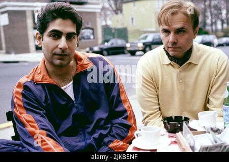 Michael Imperioli & Joe Pantoliano Television: The Sopranos : Season 1 (TV-Serie) Charaktere: Christopher Moltisanti & Ralph Cifaretto USA 1999-2007, / 1. Staffel, Saison 1 10. Januar 1999 **WARNUNG** Dieses Foto ist nur für redaktionelle Zwecke bestimmt und unterliegt dem Copyright von HBO und/oder des Fotografen, der von der Film- oder Produktionsfirma beauftragt wurde, und kann nur von Publikationen im Zusammenhang mit der Bewerbung des oben genannten Films reproduziert werden. Eine obligatorische Gutschrift für HBO ist erforderlich. Der Fotograf sollte auch bei Bekanntwerden des Fotos gutgeschrieben werden. Ohne schriftliche Genehmigung der Fil kann keine kommerzielle Nutzung gewährt werden Stockfoto