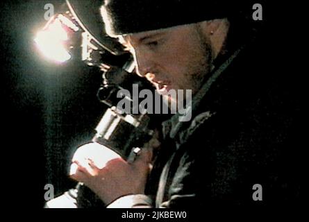 Joshua Leonard Film: The Blair Witch Project (USA 1999) Charaktere: Joshua 'Josh' Leonard Regie: Daniel Myrick, Eduardo Sanchez 25 January 1999 **WARNUNG** Dieses Foto ist nur für den redaktionellen Gebrauch bestimmt und unterliegt dem Copyright von PATHE und/oder des Fotografen, der von der Film- oder Produktionsfirma beauftragt wurde und kann nur durch Publikationen im Zusammenhang mit der Bewerbung des oben genannten Films reproduziert werden. Eine obligatorische Gutschrift an PATHE ist erforderlich. Der Fotograf sollte auch bei Bekanntwerden des Fotos gutgeschrieben werden. Ohne schriftliche Genehmigung der Film Company kann keine kommerzielle Nutzung gewährt werden. Stockfoto