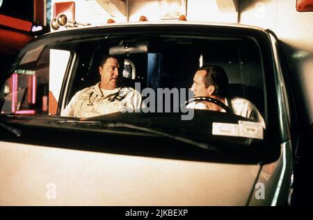 John Goodman & Nicolas Cage Film: Bringing Out The Dead (1999) Charaktere: Larry & Frank Pierce Regie: Martin Scorsese 22 October 1999 **WARNUNG** Dieses Foto ist nur für den redaktionellen Gebrauch bestimmt und unterliegt dem Copyright von PARAMOUNT PICTURES und/oder des Fotografen, der von der Film- oder Produktionsfirma beauftragt wurde und darf nur von Publikationen im Zusammenhang mit der Bewerbung des oben genannten Films reproduziert werden. Eine obligatorische Gutschrift für PARAMOUNT-BILDER ist erforderlich. Der Fotograf sollte auch bei Bekanntwerden des Fotos gutgeschrieben werden. Ohne schriftliche Genehmigung der Film Company kann keine kommerzielle Nutzung gewährt werden. Stockfoto