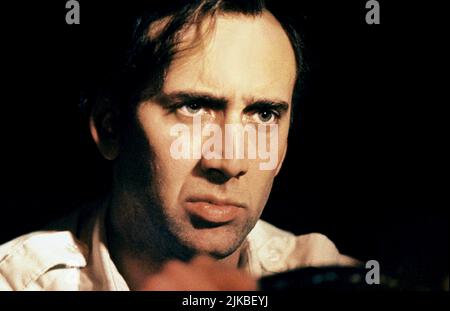 Nicolas Cage Film: Bringing Out The Dead (1999) Charaktere: Frank Pierce Regie: Martin Scorsese 22 October 1999 **WARNUNG** Dieses Foto ist nur für den redaktionellen Gebrauch bestimmt und unterliegt dem Copyright von PARAMOUNT PICTURES und/oder des Fotografen, der von der Film- oder Produktionsfirma beauftragt wurde und darf nur von Publikationen im Zusammenhang mit der Bewerbung des oben genannten Films reproduziert werden. Eine obligatorische Gutschrift für PARAMOUNT-BILDER ist erforderlich. Der Fotograf sollte auch bei Bekanntwerden des Fotos gutgeschrieben werden. Ohne schriftliche Genehmigung der Film Company kann keine kommerzielle Nutzung gewährt werden. Stockfoto