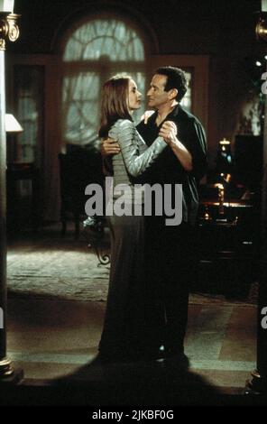 Embeth Davidtz, Robin Williams Film: Zweihundertjähriger Mann (USA/DE 1999) Charaktere: Little Miss Amanda Martin / Portia Charney,Andrew Martin Regie: Chris Columbus 13 December 1999 **WARNUNG** Dieses Foto ist nur für den redaktionellen Gebrauch bestimmt und unterliegt dem Copyright von COLUMBIA PICTURES und/oder des Fotografen, der von der Film- oder Produktionsfirma beauftragt wurde und darf nur von Publikationen im Zusammenhang mit der Bewerbung des oben genannten Films reproduziert werden. Eine obligatorische Gutschrift für COLUMBIA PICTURES ist erforderlich. Der Fotograf sollte auch bei Bekanntwerden des Fotos gutgeschrieben werden. Ohne schriftliche Genehmigung kann keine kommerzielle Nutzung gewährt werden Stockfoto