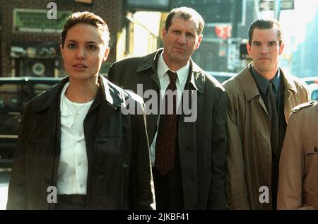 Angelina Jolie, Ed O'Neill & Mike Mcglone Film: The Bone Collector (USA/CAN 1999) Charaktere: Amelia Donaghy,Detective Paulie Sellitto,Detective Kenny Solomon Regie: Phillip Noyce 29 August 1999 **WARNUNG** Dieses Foto ist nur für redaktionelle Zwecke bestimmt und unterliegt dem Copyright von COLUMBIA PICTURES und/oder des Fotografen, der von der Film- oder Produktionsfirma beauftragt wurde und darf nur von Publikationen im Zusammenhang mit der Bewerbung des oben genannten Films reproduziert werden. Eine obligatorische Gutschrift für COLUMBIA PICTURES ist erforderlich. Der Fotograf sollte auch bei Bekanntwerden des Fotos gutgeschrieben werden. Es kann keine kommerzielle Nutzung gewährt werden Stockfoto