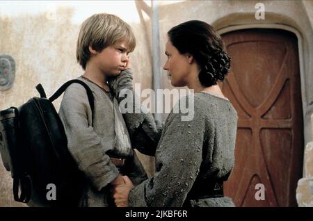 Jake Lloyd & Pernilla August Film: Star Wars: Episode I - The Phantom Menace (USA 1999) Charaktere: Anakin Skywalker & Shmi Skywalker Regie: George Lucas 19 May 1999 **WARNUNG** Dieses Foto ist nur für redaktionelle Zwecke bestimmt und unterliegt dem Copyright von LUCASFILM und/oder dem Fotografen, der von der Film- oder Produktionsfirma beauftragt wurde und darf nur von Publikationen im Zusammenhang mit der Bewerbung des oben genannten Films reproduziert werden. Eine obligatorische Gutschrift an LUCASFILM ist erforderlich. Der Fotograf sollte auch bei Bekanntwerden des Fotos gutgeschrieben werden. Ohne schriftliche Genehmigung der Film Compan kann keine kommerzielle Nutzung gewährt werden Stockfoto