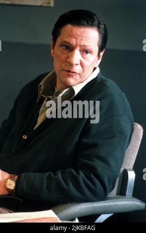 Chris Cooper Film: October Sky (1999) Charaktere: John Hickam Regie: Joe Johnston 19 February 1999 **WARNUNG** Dieses Foto ist nur für redaktionelle Zwecke bestimmt und unterliegt dem Copyright von UNIVERSAL und/oder dem Fotografen, der von der Film- oder Produktionsfirma beauftragt wurde und darf nur von Publikationen im Zusammenhang mit der Bewerbung des oben genannten Films reproduziert werden. Eine obligatorische Gutschrift an UNIVERSAL ist erforderlich. Der Fotograf sollte auch bei Bekanntwerden des Fotos gutgeschrieben werden. Ohne schriftliche Genehmigung der Film Company kann keine kommerzielle Nutzung gewährt werden. Stockfoto