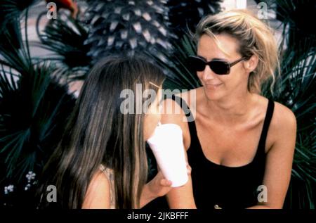 Kimberly J. Brown & Janet McTeer Film: Tumbleweeds (USA 1999) Charaktere: AVA Walker & Mary Jo Walker Regie: Gavin O'Connor 24 January 1999 **WARNUNG** Dieses Foto ist nur für den redaktionellen Gebrauch bestimmt und unterliegt dem Copyright von FINE LINE FEATURES und/oder dem Fotografen, der von der Film- oder Produktionsfirma beauftragt wurde und darf nur von Publikationen im Zusammenhang mit der Bewerbung des oben genannten Films reproduziert werden. Eine obligatorische Gutschrift für FEINE LINIEN IST erforderlich. Der Fotograf sollte auch bei Bekanntwerden des Fotos gutgeschrieben werden. Ohne schriftliche Genehmigung der Film Company kann keine kommerzielle Nutzung gewährt werden. Stockfoto