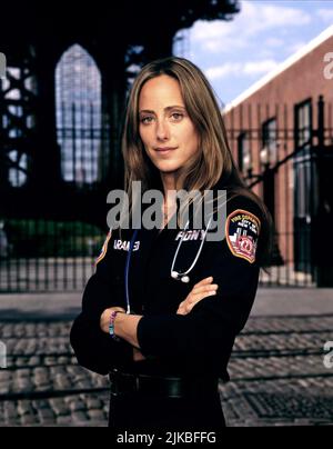 Kim Raver Television: Third Watch (TV-Serie) Charaktere: Kim Zambrano USA 1999–2005, 23. September 1999 **WARNUNG** Dieses Foto ist nur für den redaktionellen Gebrauch bestimmt und unterliegt dem Copyright von WARNER BROS. DAS FERNSEHEN und/oder der Fotograf, der vom Film- oder Produktionsunternehmen beauftragt wurde und nur durch Publikationen im Zusammenhang mit der Bewerbung des oben genannten Films reproduziert werden kann. Eine obligatorische Gutschrift an WARNER BROS. FERNSEHER ist erforderlich. Der Fotograf sollte auch bei Bekanntwerden des Fotos gutgeschrieben werden. Ohne schriftliche Genehmigung der Film Company kann keine kommerzielle Nutzung gewährt werden. Stockfoto