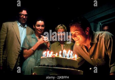 Tom Selleck, Julianne Nicholson, Ellen Degeneres & Tom Everett Scott Film: The Love Letter (USA 1999) Charaktere: George Matthias,Jennifer,Janet Hall & Johnny Regie: Peter Chan 21 May 1999 **WARNUNG** Dieses Foto ist nur für den redaktionellen Gebrauch bestimmt und unterliegt dem Copyright von DREAMWORKS SKG und/oder des Fotografen, der von der Film- oder Produktionsfirma beauftragt wurde, und kann nur von Publikationen im Zusammenhang mit der Bewerbung des oben genannten Films reproduziert werden. Eine obligatorische Gutschrift an DREAMWORKS SKG ist erforderlich. Der Fotograf sollte auch bei Bekanntwerden des Fotos gutgeschrieben werden. Ohne Schreibzugriff kann keine kommerzielle Nutzung gewährt werden Stockfoto