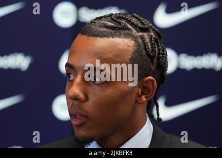 Barcelona, Spanien. 01. August 2022. Jules Kounde während seiner Präsentation als neuer Spieler des FC Barcelona bei Ciutat Esportiva Joan Gamper am 1. August 2022 in Barcelona, Spanien. (Foto von Bagu Blanco/PRESSINPHOTO) Credit: PRESSINPHOTO SPORTS AGENCY/Alamy Live News Stockfoto