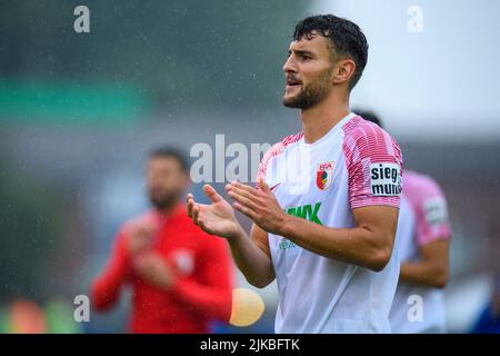 Lohne, Deutschland. 31.. Juli 2022. Fußball: DFB-Pokal, TuS BW Lohne - FC Augsburg, 1. Runden, Heinz-Dettmer-Stadion: Maximilian Bauer aus Augsburg geht nach dem Spiel zu den Fans und applaudiert. Kredit: Christopher Neundorf/dpa - WICHTIGER HINWEIS: Gemäß den Anforderungen der DFL Deutsche Fußball Liga und des DFB Deutscher Fußball-Bund ist es untersagt, im Stadion und/oder vom Spiel aufgenommene Fotos in Form von Sequenzbildern und/oder videoähnlichen Fotoserien zu verwenden oder zu verwenden./dpa/Alamy Live News Stockfoto