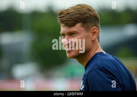 Lohne, Deutschland. 31.. Juli 2022. Fußball: DFB-Pokal, TuS BW Lohne - FC Augsburg, 1. Runden, Heinz-Dettmer-Stadion: Lohne Trainer Henning Rießelmann steigt ins Stadion ein. Kredit: Christopher Neundorf/dpa - WICHTIGER HINWEIS: Gemäß den Anforderungen der DFL Deutsche Fußball Liga und des DFB Deutscher Fußball-Bund ist es untersagt, im Stadion und/oder vom Spiel aufgenommene Fotos in Form von Sequenzbildern und/oder videoähnlichen Fotoserien zu verwenden oder zu verwenden./dpa/Alamy Live News Stockfoto