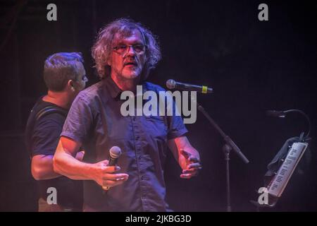 Madrid, Madrid, Spanien. 30.. Juli 2022. Der Filmregisseur und Musiker Emir Kusturica hat seine Abschiedstour als Band beim Noches del Botanico Festival in Madrid, Spanien, vor tausenden Zuschauern in einer tropischen und festlichen Nacht angekündigt. (Bild: © Alberto Sibaja/Pacific Press via ZUMA Press Wire) Stockfoto