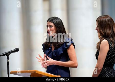 Die BBC Look North-Moderatoren Amy Garcia (links) und Keeley Donovan sprechen bei einem Dankesdienst für den BBC-Moderator Harry Gration im York Minster in York. Bilddatum: Montag, 1. August 2022. Stockfoto