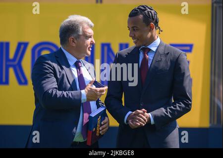 Barcelona, Spanien. 01. August 2022. Offizielle Präsentation von Jules Kounde als neuer Spieler des FC Barcelona bei Ciutat Esportiva Joan Gamper, Barcelona, 01. August 2022 Presentacion oficial de Jules Kounde como nuevo jugador del FC Barcelona en la Ciutat Esportiva Joan Gamper, Barcelona. 01 de agosto de 2022 900/Cordon Press Credit: CORDON PRESS/Alamy Live News Stockfoto