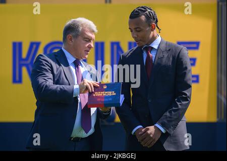 Barcelona, Spanien. 01. August 2022. Offizielle Präsentation von Jules Kounde als neuer Spieler des FC Barcelona bei Ciutat Esportiva Joan Gamper, Barcelona, 01. August 2022 Presentacion oficial de Jules Kounde como nuevo jugador del FC Barcelona en la Ciutat Esportiva Joan Gamper, Barcelona. 01 de agosto de 2022 900/Cordon Press Credit: CORDON PRESS/Alamy Live News Stockfoto