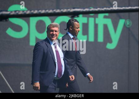 Barcelona, Spanien. 01. August 2022. Offizielle Präsentation von Jules Kounde als neuer Spieler des FC Barcelona bei Ciutat Esportiva Joan Gamper, Barcelona, 01. August 2022 Presentacion oficial de Jules Kounde como nuevo jugador del FC Barcelona en la Ciutat Esportiva Joan Gamper, Barcelona. 01 de agosto de 2022 900/Cordon Press Credit: CORDON PRESS/Alamy Live News Stockfoto