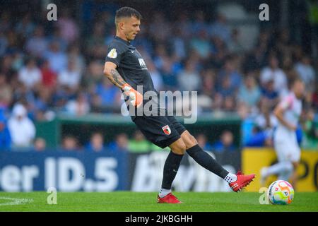 Lohne, Deutschland. 31.. Juli 2022. Fußball: DFB-Pokal, TuS BW Lohne - FC Augsburg, 1. Runden, Heinz-Dettmer-Stadion: Augsburgs Torwart Rafal Gikiewicz spielt den Ball. Kredit: Christopher Neundorf/dpa - WICHTIGER HINWEIS: Gemäß den Anforderungen der DFL Deutsche Fußball Liga und des DFB Deutscher Fußball-Bund ist es untersagt, im Stadion und/oder vom Spiel aufgenommene Fotos in Form von Sequenzbildern und/oder videoähnlichen Fotoserien zu verwenden oder zu verwenden./dpa/Alamy Live News Stockfoto