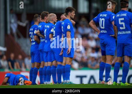 Lohne, Deutschland. 31.. Juli 2022. Fußball: DFB-Pokal, TuS BW Lohne - FC Augsburg, 1.. Runde, Heinz-Dettmer-Stadion: Die Spieler von Lohne bilden eine Mauer. Kredit: Christopher Neundorf/dpa - WICHTIGER HINWEIS: Gemäß den Anforderungen der DFL Deutsche Fußball Liga und des DFB Deutscher Fußball-Bund ist es untersagt, im Stadion und/oder vom Spiel aufgenommene Fotos in Form von Sequenzbildern und/oder videoähnlichen Fotoserien zu verwenden oder zu verwenden./dpa/Alamy Live News Stockfoto