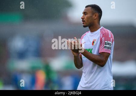 Lohne, Deutschland. 31.. Juli 2022. Fußball: DFB-Pokal, TuS BW Lohne - FC Augsburg, 1.. Runde, Heinz-Dettmer-Stadion: Der Augsburger Maurice Malone geht nach dem Spiel zu den Fans und applaudiert. Kredit: Christopher Neundorf/dpa - WICHTIGER HINWEIS: Gemäß den Anforderungen der DFL Deutsche Fußball Liga und des DFB Deutscher Fußball-Bund ist es untersagt, im Stadion und/oder vom Spiel aufgenommene Fotos in Form von Sequenzbildern und/oder videoähnlichen Fotoserien zu verwenden oder zu verwenden./dpa/Alamy Live News Stockfoto