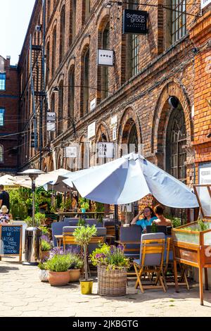 Die ehemalige Baumwollfabrik Ramisch aus dem späten 19.. Jahrhundert wurde in das PIOTRKOWSKA-Zentrum mit Restaurants und Geschäften in Lodz, Polen, umgewandelt Stockfoto