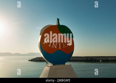 Finike, Antalya, Türkei - 20 2022. Juli: Orangefarbenes Stadtschild am Hafen von Finike, berühmt für seine Orangen Stockfoto