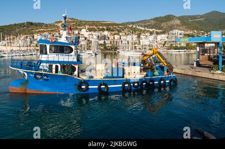 Finike, Antalya, Türkei - Juli 20 2022: Zapfsäule an der Bootstankstelle am Wasser, Hafen Blanes. Ölindustrie für den Wassertransport. Angeln Stockfoto