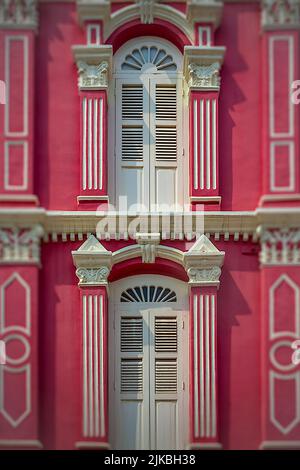 Detailliertes Foto eines roten traditionellen Shophouse in Singapurs Chinatown Stockfoto