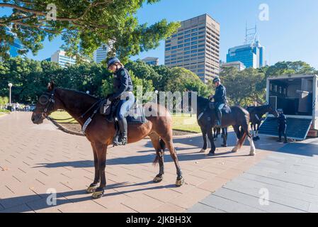 8.. Juni 2022, Sydney, Australien: New South Wales, Police Mounted Unit im Hyde Park, bereitet sich auf eine Protestkundgebung der Public Sector Union vor Stockfoto