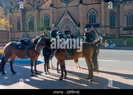 8.. Juni 2022, Sydney, Australien: New South Wales, Police Mounted Unit im Hyde Park, bereitet sich auf eine Protestkundgebung der Public Sector Union vor Stockfoto