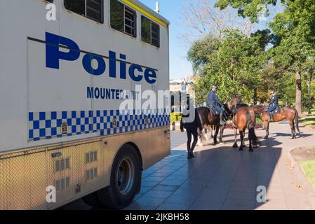 8.. Juni 2022, Sydney, Australien: New South Wales, Police Mounted Unit im Hyde Park, bereitet sich auf eine Protestkundgebung der Public Sector Union vor Stockfoto