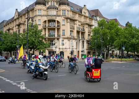 Die Berliner Polizei begleitet Eine Fahrradparade auf dem Kurfürstendamm Stockfoto
