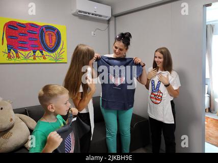 Non Exclusive: MAKARIV, UKRAINE - 31. JULI 2022 - Halyna Kyrylenko erforscht ein modulares Haus, das als Ersatz für das Haus ihrer Familie gebaut wurde Stockfoto