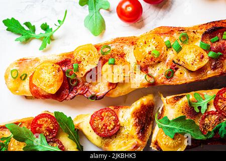 Baguette Pizza mit Käse und Pepperoni, Nahaufnahme. Vorspeise Idee für eine Party oder Picknick. Stockfoto