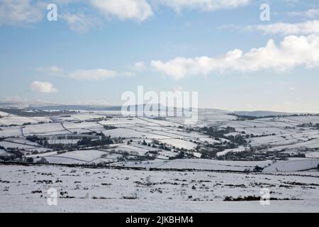 Wolke, die über den Grat führt, der von Taxal Edge zum Shining Tor führt, wie von Bowstonegate über Lyme Park Chephire gesehen Stockfoto