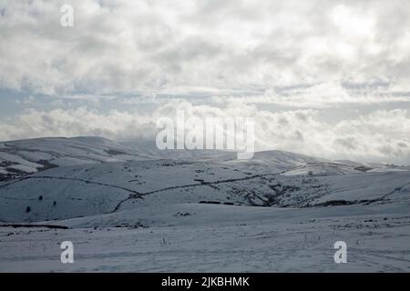 Wolke, die über den Grat führt, der von Taxal Edge zum Shining Tor führt, wie von Bowstonegate über Lyme Park Chephire gesehen Stockfoto