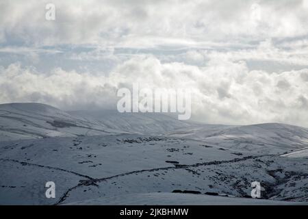 Wolke, die über den Grat führt, der von Taxal Edge zum Shining Tor führt, wie von Bowstonegate über Lyme Park Chephire gesehen Stockfoto