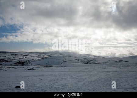 Wolke, die über den Grat führt, der von Taxal Edge zum Shining Tor führt, wie von Bowstonegate über Lyme Park Chephire gesehen Stockfoto