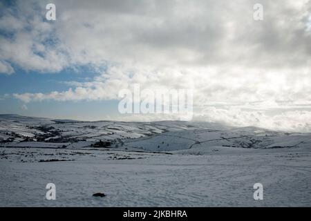 Wolke, die über den Grat führt, der von Taxal Edge zum Shining Tor führt, wie von Bowstonegate über Lyme Park Chephire gesehen Stockfoto