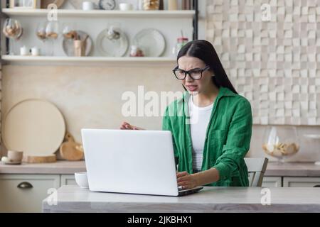 Remote-Job, Technologie und Menschen Konzept - müde oder gestresst junge Frau mit Laptop-Computer arbeiten im Home Office Stockfoto