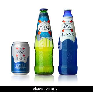 CHISINAU, MOLDAWIEN - 24. Juli 2022: Kalte Flaschen und Dose Kronenbourg 1664 Bier isoliert auf weißem Hintergrund. Ein blasses Lager ist die Hauptmarke von Krone Stockfoto