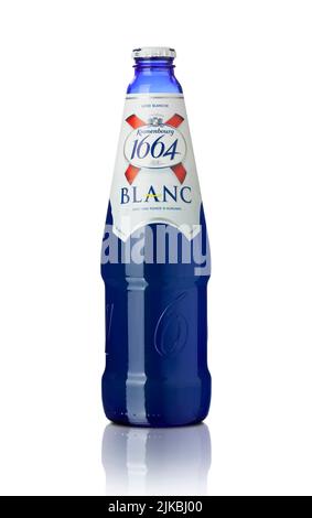 CHISINAU, MOLDAWIEN - 24. Juli 2022: Kalte Flasche Kronenbourg 1664 Bier isoliert auf weißem Hintergrund. Ein 5,5% blasses Lager ist die Hauptmarke von Kronenbou Stockfoto