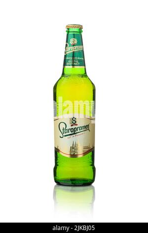 CHISINAU, MOLDAWIEN - 24. Juli 2022: Eine Flasche Staropramen-Bier auf weißem Hintergrund isoliert. Die Staropramen-Brauerei ist die zweitgrößte Brauerei in der Stadt Stockfoto