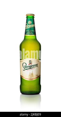 CHISINAU, MOLDAWIEN - 24. Juli 2022: Kalte Flasche Staropramen-Bier isoliert auf weißem Hintergrund. Die Staropramen-Brauerei ist die zweitgrößte Brauerei in der Welt Stockfoto